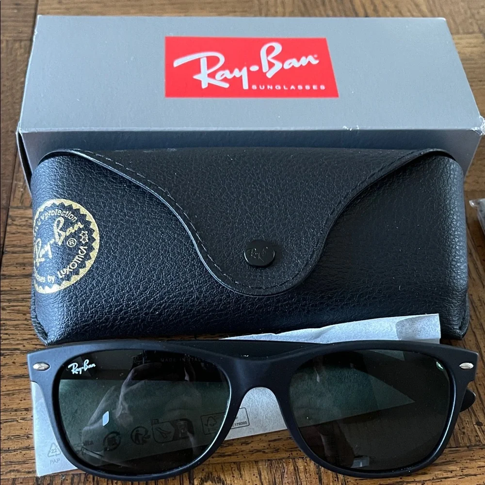 Ray-Ban Wayfarer Black Sunglasses with Case - Picture 1 of 4